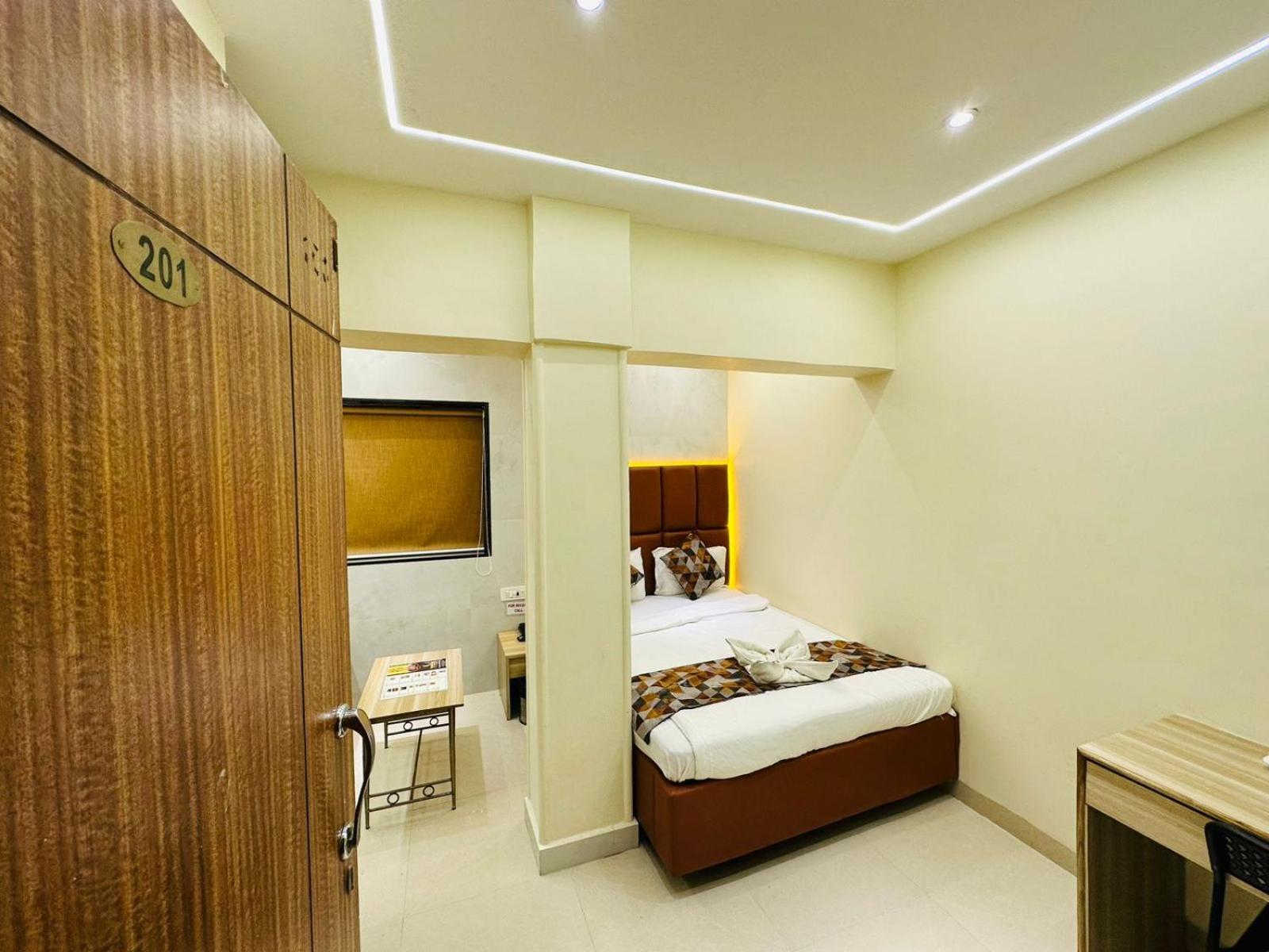 Hotel Vashi Inn Нави Мумбаи Экстерьер фото